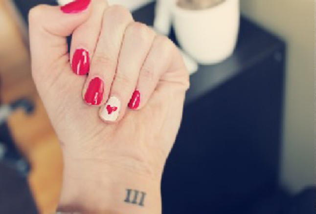 Nagyon jó ötlet a piros körömlakk, még jobb, ha a gyűrűsujjadon fehér színt használsz és egy díszítő tűvel picike szívecskét rajzolsz.