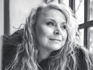 Szirtes Edina: „Mindenki választ magának egy álarcot, túlélésként”