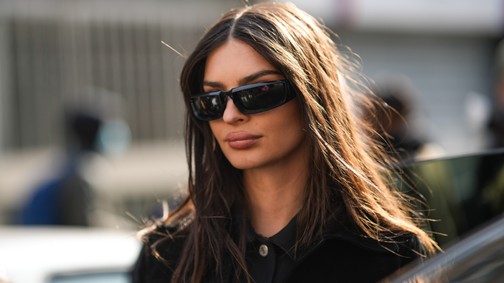 Emily Ratajkowski egy szál flamingóvirágban ment a párizsi divathétre