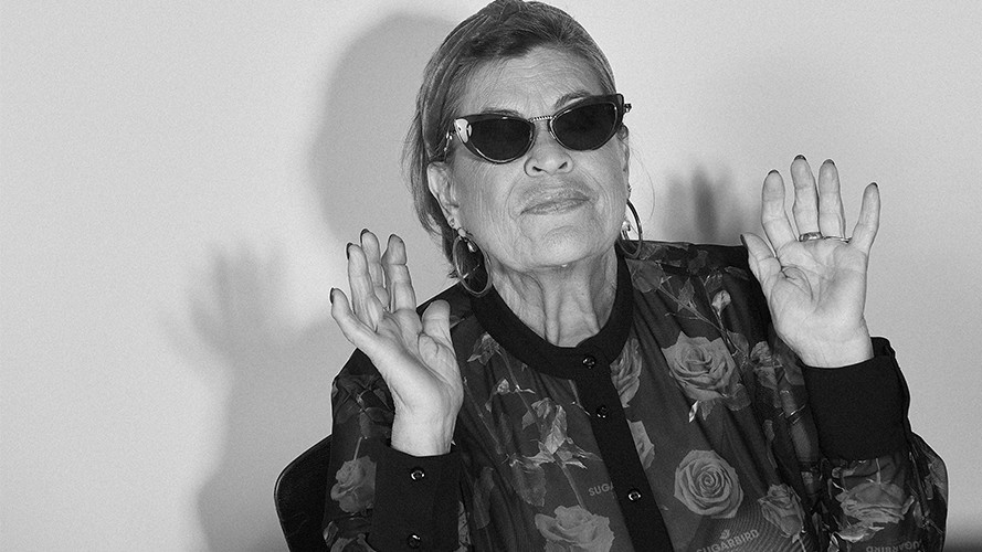 A Sugarbird Roses & Birds kampányában a hetvenéven Mici (néni) a főszereplő