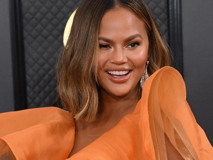 Chrissy Teigen a világ legszebb ruhájában villantott