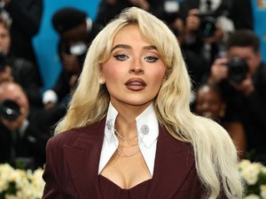 Végre láthatjuk! Így néz ki Sabrina Carpenter természetes haja a való életben