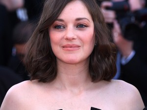 Marion Cotillard gótikus szettben is ultradögös