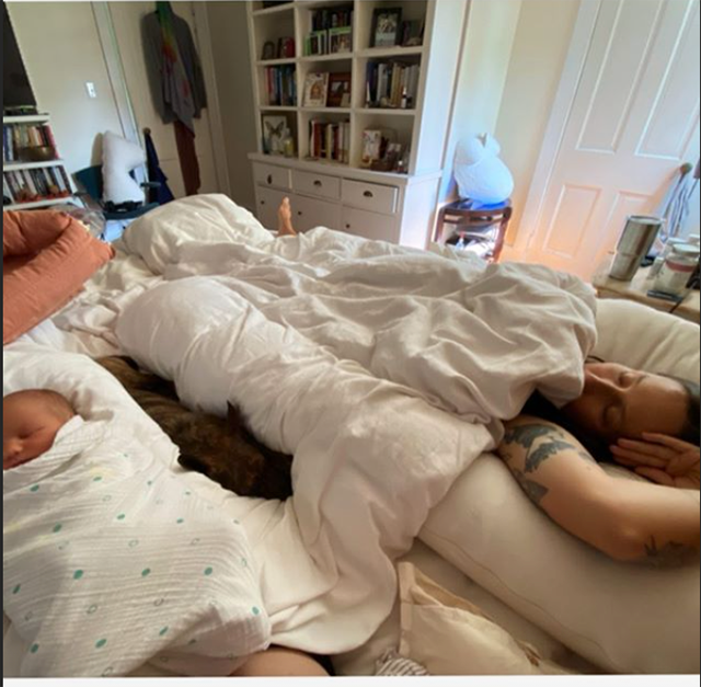 Penn Badgley felesége annyira cuki fotót posztolt a babájukról!