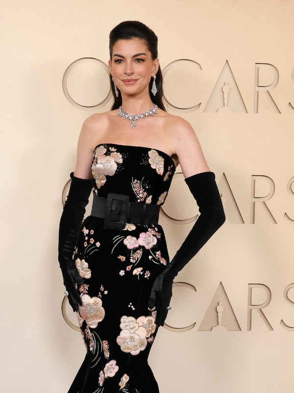 Anne Hathaway félig feltűzött hajjal érkezett a vörös szőnyegre