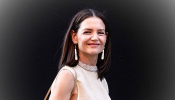 Katie Holmes és fiatal párja hivatalosan is felvállalták kapcsolatukat, összebújva pózoltak a fotósoknak