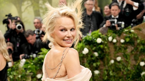 Pamela Anderson öregedése nem botrány, nem tragédia, hanem tudatos döntés