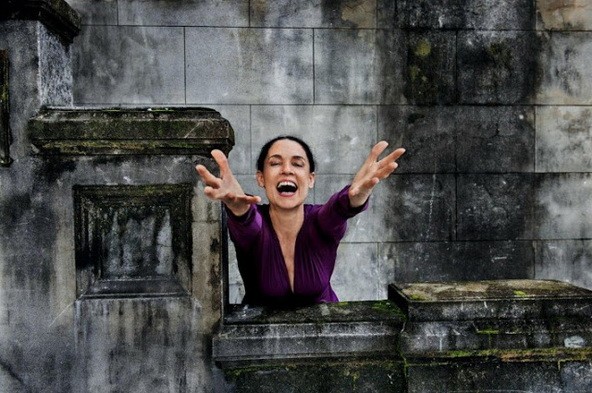 Sonia Braga énekesnőről készült csodás portré. Arról nem szólt a fáma, hogy vajon valaha volt-e 40 feletti nő a Pirelli naptárban. Hát, most van. És milyen gyönyörű!