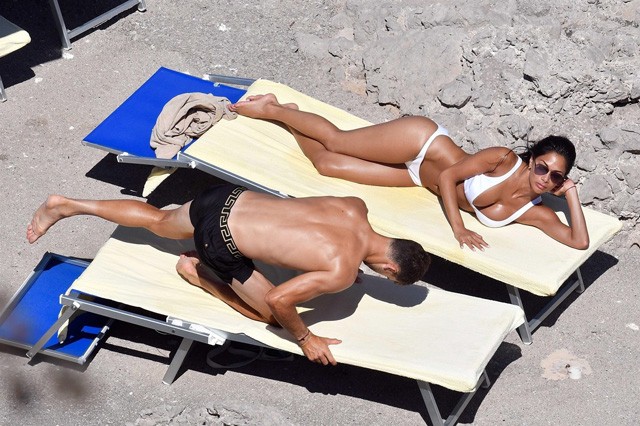 Nicole Scherzinger fürdőruhában nyomott spárgát a parton! Nagyon szexi!