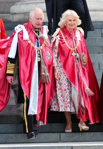 2024 májusában Kamilla királyné csatlakozott III. Károly királyhoz a Brit Birodalom Rendjének ünnepségén. A rangos esemény pompájának részeként Kamilla és Károly bíborvörös szaténpalástot viseltek. Egy királyi megfigyelő szerint azonban Kamilla nem viselte olyan méltósággal a palástot, ahogy azt korábban Erzsébet királynőtől megszokhattuk. Amikor sétált, a palást eleje félrelibbent, felfedve a feltűnő, virágmintás ruháját. Bár a kreációt Fiona Clare tervezte, néhány kritikus szerint inkább hálóingre hasonlított. Mások magát, a palástot, és annak gyűrődését kritizálták. „Miért nem ment el ruhapróbára?! Úgy néz ki, mint egy összecsapott halloweeni jelmez” – írta egy fehasználó az X-en.