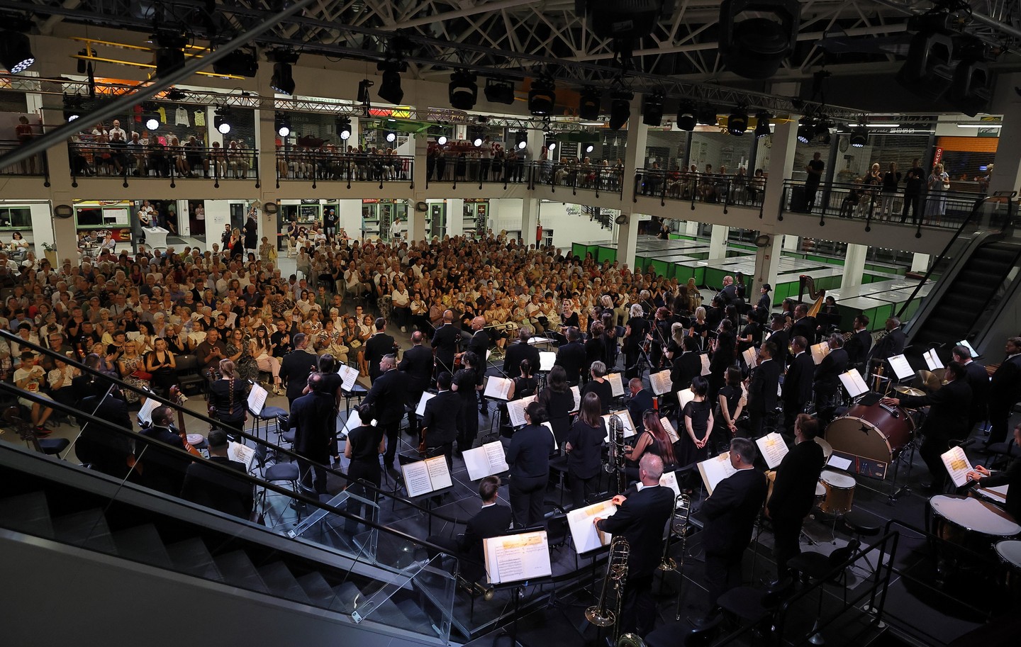 Közel hatszáz néző előtt muzsikált a Győri Filharmonikus Zenekar a győri Vásárcsarnokban fotó: MekliZ Fotóstúdió 