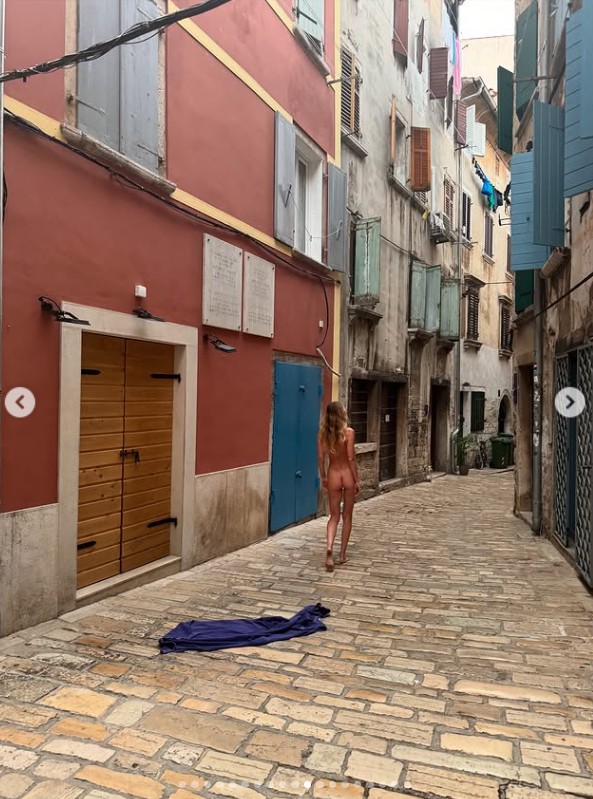 Mihalik Enikő pucér fotójából árad a felszabadultság