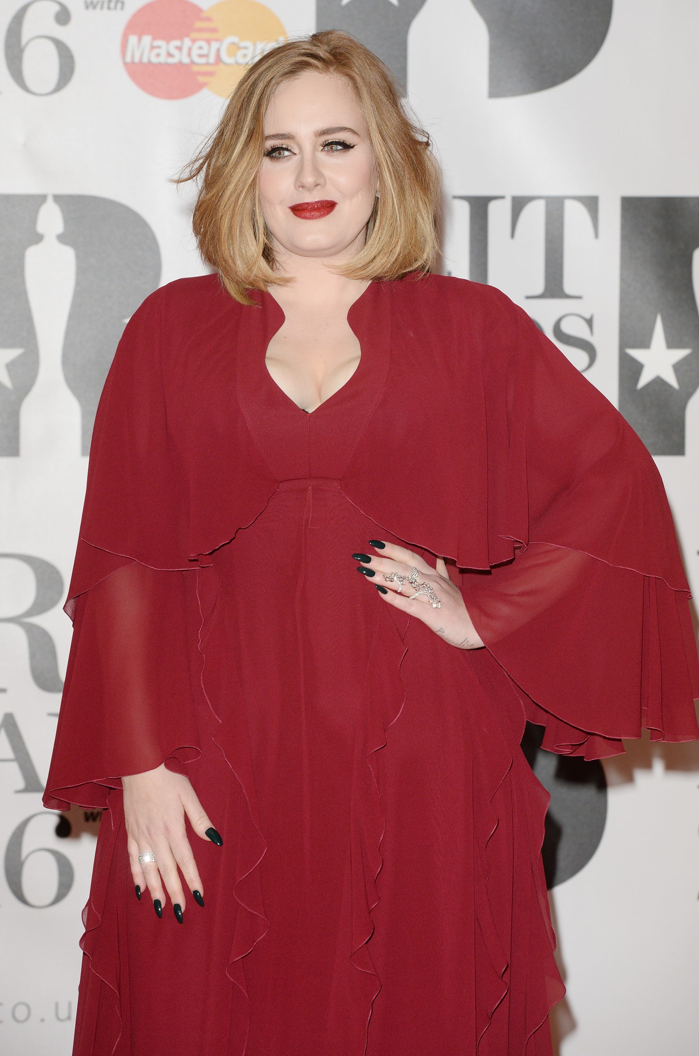 A brit szupersztárt, Adele-t apja, Mark elhagyta, amikor kétéves volt. A kettőjük között már egyébként is feszült viszony 2011-ben tovább romlott, amikor a férfi egy brit bulvárlapnak kitálalt magánéletükről, beismerte, hogy alkoholista volt. 