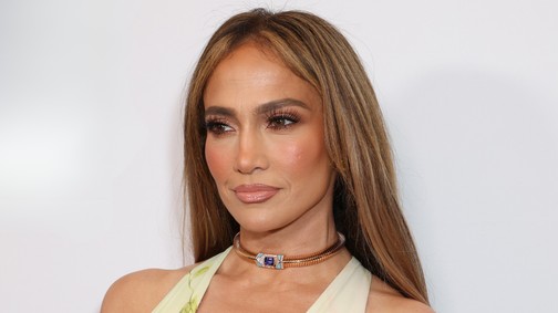 Jennifer Lopez extra mélyen kivágott ruhája a legmerészebb utcai viselet, amit valaha is láttunk rajta
