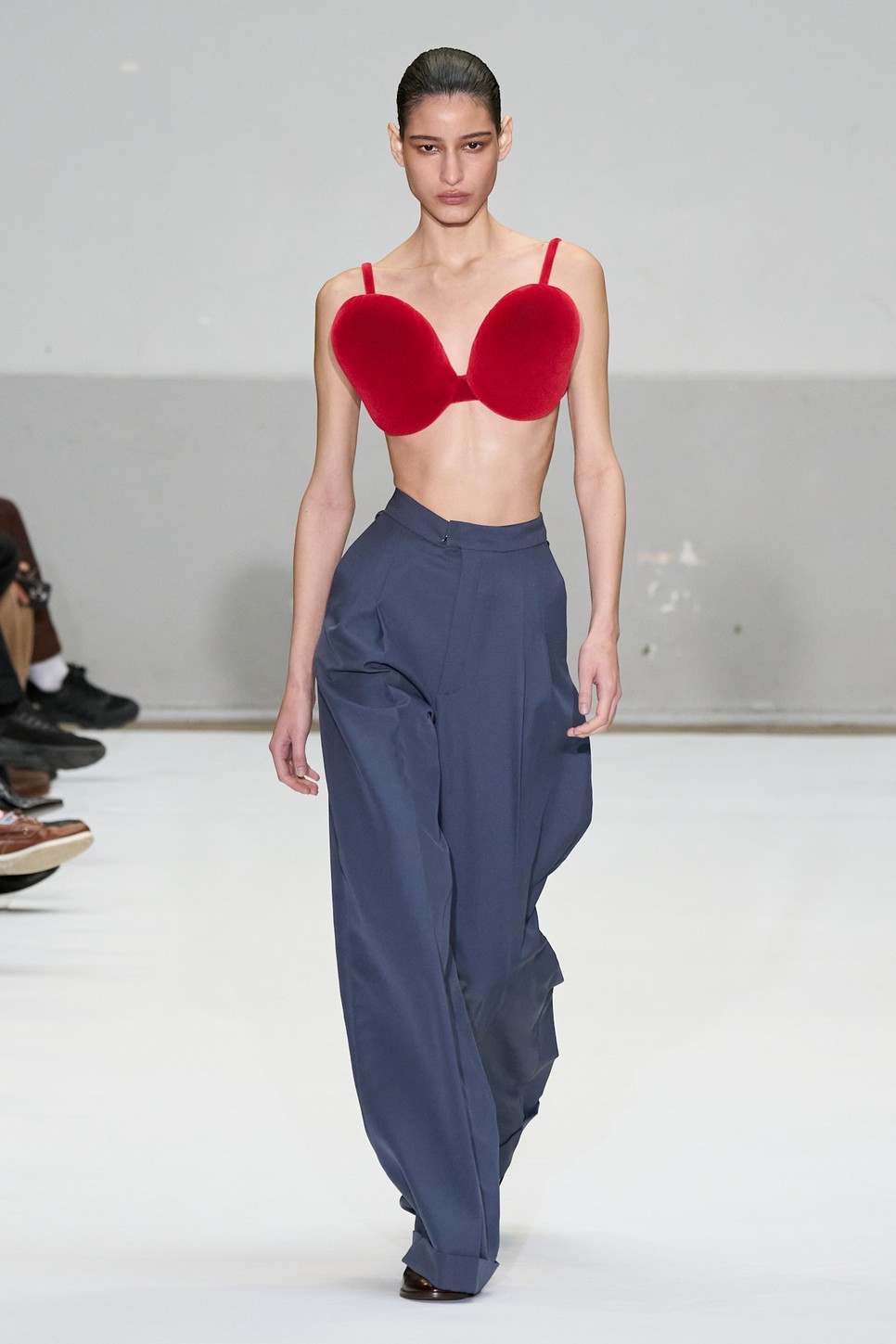 Duran Lantink 2025-ös tavaszi-nyári kollekciójában a melltartók minden képzeletet felülmúlnak