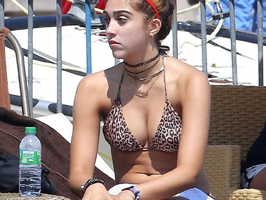 Nagyon szexi fürdőruhában Madonna lánya