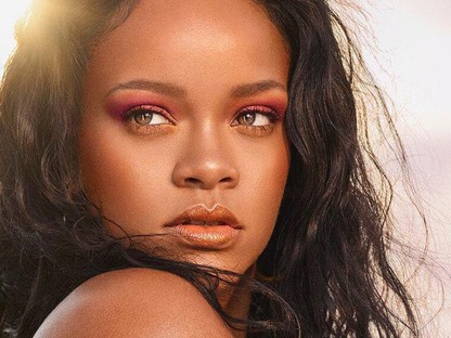 Rihanna kusza farmerszoknyáját egyáltalán nem értjük, de akarjuk! 