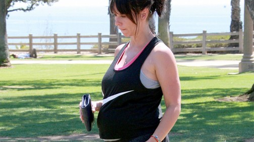 Jennifer Love Hewitt várandósan is eljár edzeni