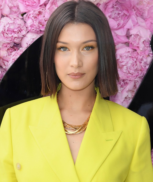 Az már tehetség, hogy Bella Hadid még a nagymama-kardigánban is ultraszexi