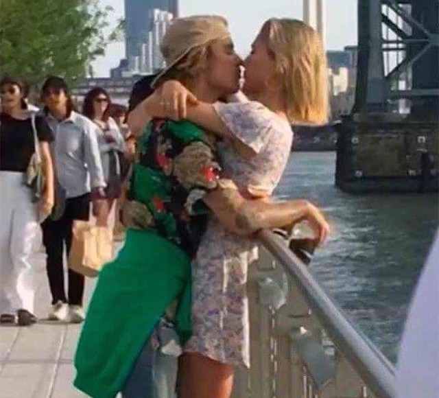 Hailey Baldwin és Justin Bieber csókolóznak