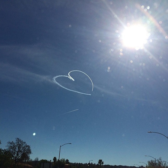 Rihanna lekapta ezt a bájos Valentin-napi köszöntést a levegőben.