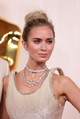 2024 – Emily Blunt egy Schiaparelli couture darabban lépett a vörös szőnyegre, amelynek vállpántja önmagában is extra megjelenést biztosított. A színésznő azonban itt nem állt meg – elindította azt a trendet, hogy megduplázza a gyémánt nyakláncokat, méghozzá Tiffany & Co. ékszereivel. Az eddig megszokott, kifinomultan látványos darabok frissítést kaptak, és egy jóval modernebb formában jelentek meg a gyémánt nyakékek.