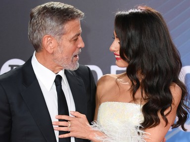 Amal Clooney menyasszonynak öltözött egy randi kedvéért: elképesztő ruhában jelent meg George Clooney oldalán