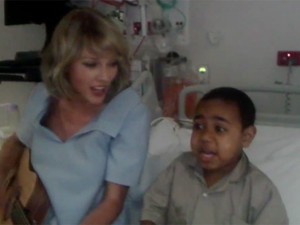 Elolvadunk! Taylor Swift a gyerekkórházban zenélt - Videó!