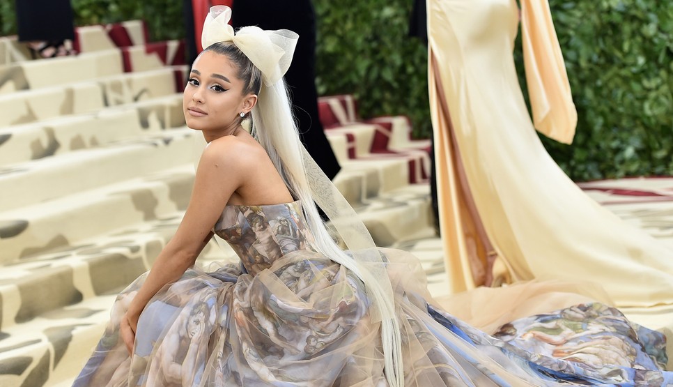 Ariana Grande a 2018-as Met gálán Vera Wang ruhájában