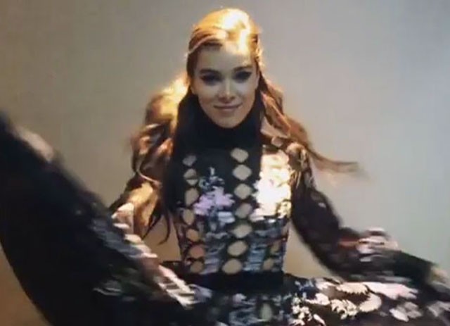 hailee steinfeld, instagram, baki, videó, ralph russo, bugyi nélkül, filmpremier, szeméremdomb