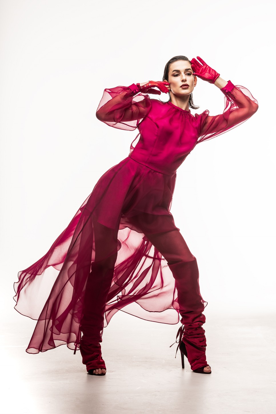 Magdolna Veronika hitvallása alapján a ruhák nemcsak fednek, hanem kiemelik a benned rejlő erőt | Smink: Szabó Izabella – Lux by Izabell, Modell: Baranyai Panna „Panky”, Kreatív Designer: MV