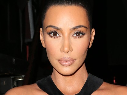 Kim Kardashian arany áttetsző fürdőruhája nem hagy semmit a képzeletre