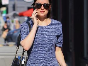 Dakota Johnson papucsa valószínű többe került, mint az egész ruhatárad, de isteni