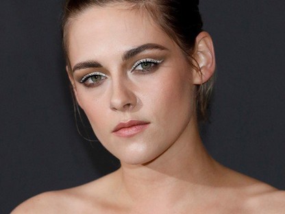 Kristen Stewart megpróbált lánynak öltözni, de borzasztóan mellényúlt