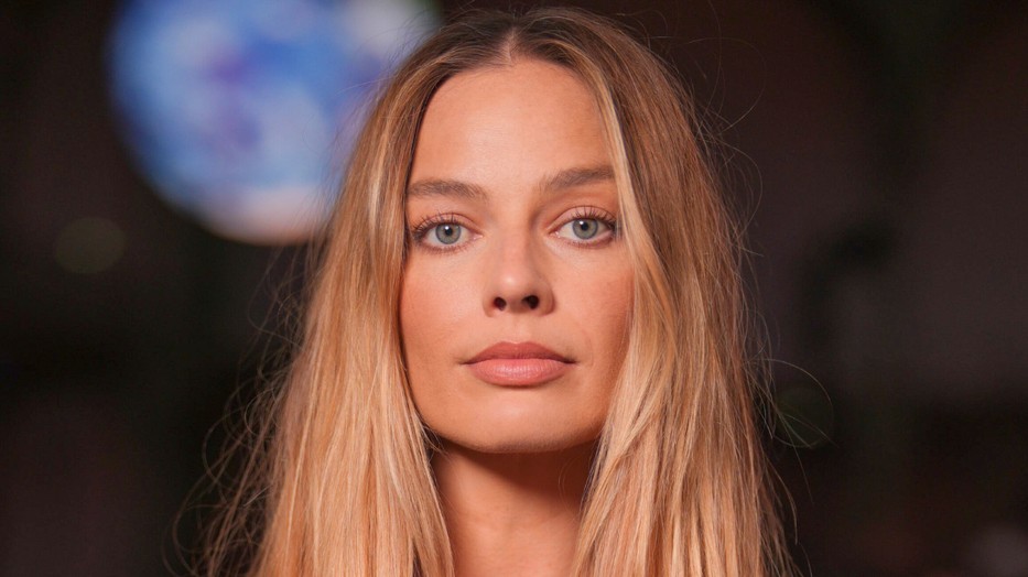 Margot Robbie élete egyik legszebb meztelenruhájába bújt