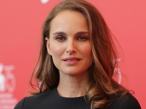 Natialie Portman ruhája olyan, mintha a magyar népi viselet ihlette volna