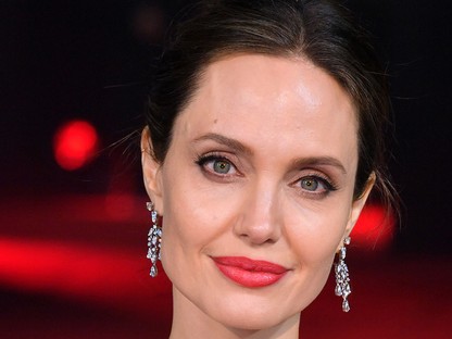 Maszk-menőzés: Angelina Jolie Off-White maszkban 
