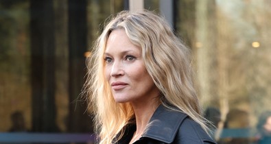 Kate Moss bevállalta: teljesen átlátszó pucérfelsőben villantott mellbimbót az 51 éves modell