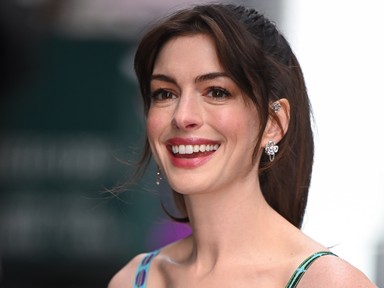Anne Hathaway vörös bőrszerkóban lopta el a showt