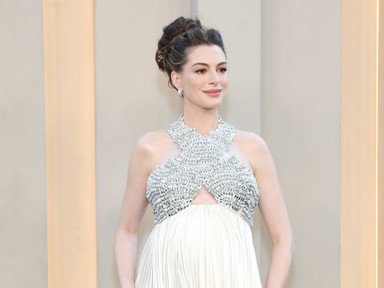 Anne Hathaway végtelenül kínos helyzetbe került a vörös szőnyegen, nyilvánosan kért bocsánatot