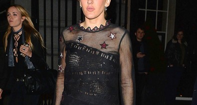 Hű, Ellie Goulding bugyivillantó bulizó szettje