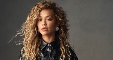 Rita Ora ritkán látott édesanyja is szerepel a karácsonyi ruhakollekció kampányában
