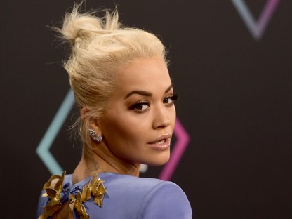Rita Ora bugyiig felvágott ruhában, combcsizmában szexizett