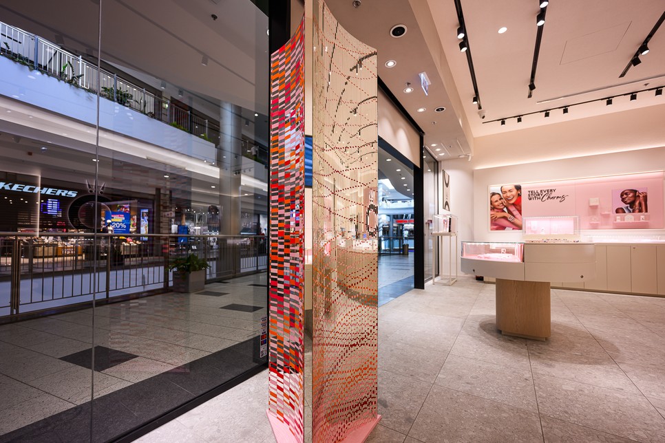 Az Ábel Tamás képzőművész által megálmodott egyedi tüköroszlopot bárki megtekintheti a Westendben található Pandora üzletben