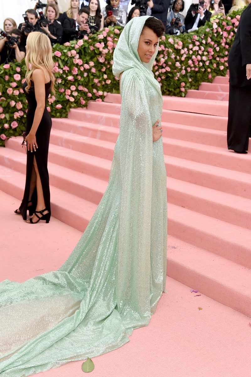 Alicia Keys sejtelmes Carolina Herrera ruhában.