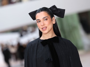 Dua Lipa nadrág nélkül bulizott, merész szettjében azonnal magára vonzotta a tekinteteket