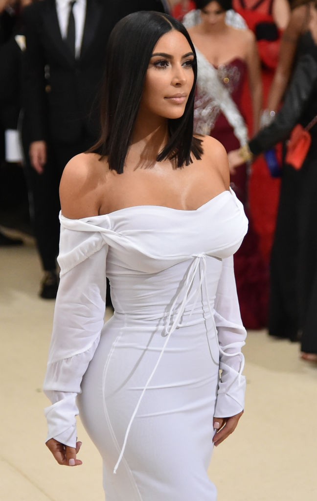 Kim Kardashian 2017-ben a Met gálán egy Vivienne Westwood ruhában