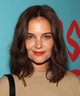 2021-re Katie Holmes visszatért a vállig érő, enyhén hullámos fazonhoz, amihez egyre bátrabbak lettek a rúzsválasztásai is. A divatvilág egyik legnagyobb ikonja, Iris Apfel századik születésnapja pedig minden bizonnyal kiérdemelte a különleges megjelenést! 
