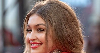 Gigi Hadid a legszexibb házigazda