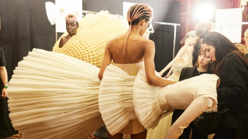 Fejjel lefelé viselt ruha? Miért ne? A divat fővárosában ez is lehetséges!